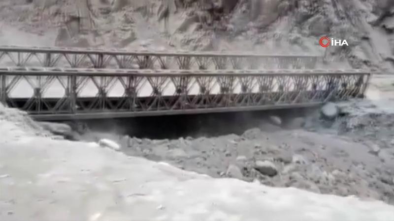 Pakistan'da köprünün sel sularına kapıldığı anlar kayda alındı
