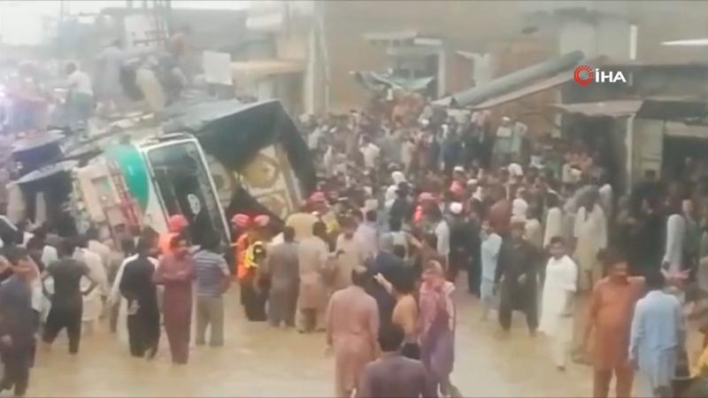 Pakistan'da kamyon, yolcu otobüsünün üzerine devrildi: 13 ölü, 5 yaralı