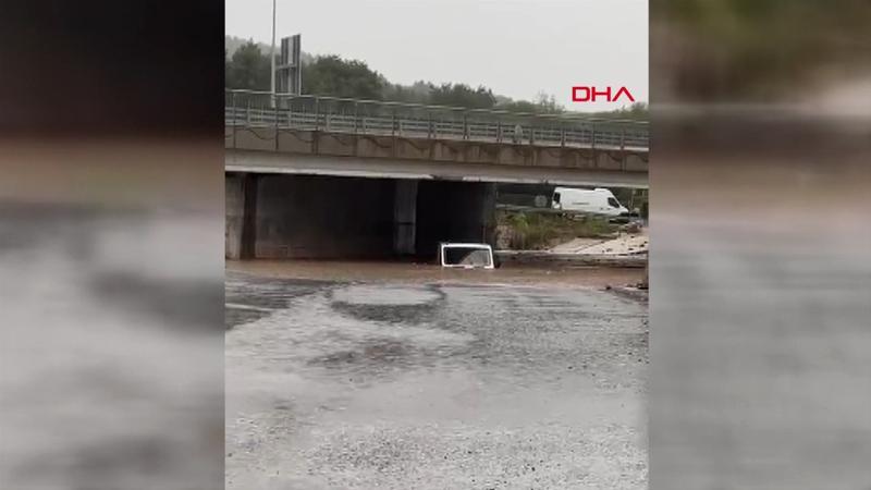 Maltepe'de yollar göle döndü, araçlar mahsur kaldı