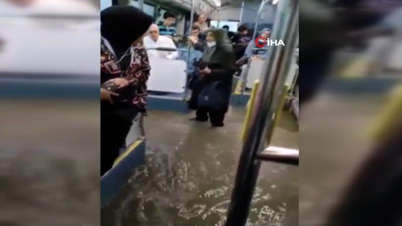 Üsküdar’da İETT otobüsünü sel bastı