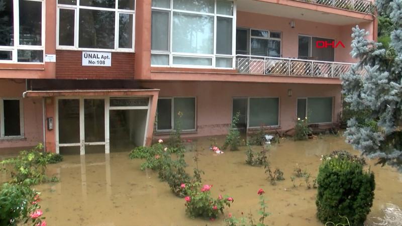 Sarıyer'de evleri su bastı; mahsur kalan 3 kişi kurtarıldı