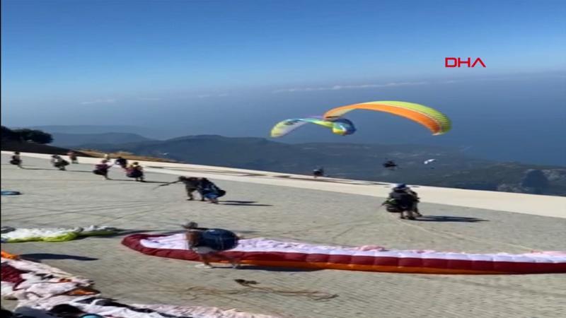 Yamaç paraşütü pilotları, havada çarpıştı