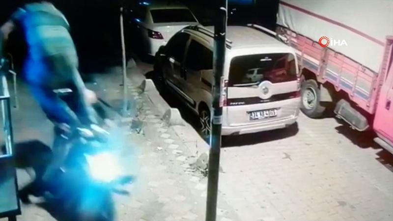 Motosikletini çalmaya teşebbüs eden hırsızı uçan tekmeyle durdurdu