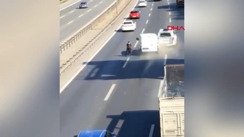 TEM'in ortasına çıktı, kazaya sebep oldu! O anlar kamerada