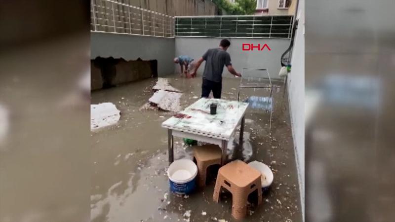 Avcılar Kaymakamlığı bahçesinden taşan su duvarı yıkarak evi bastı
