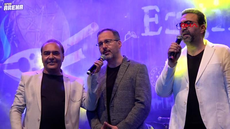 Bakan Kasapoğlu, sahnede ezgi seslendirdi