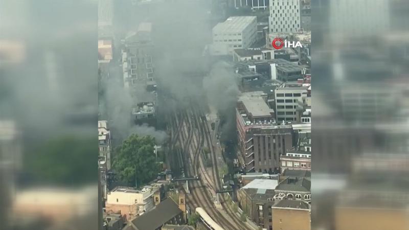 Londra'da metro istasyonunda yangın