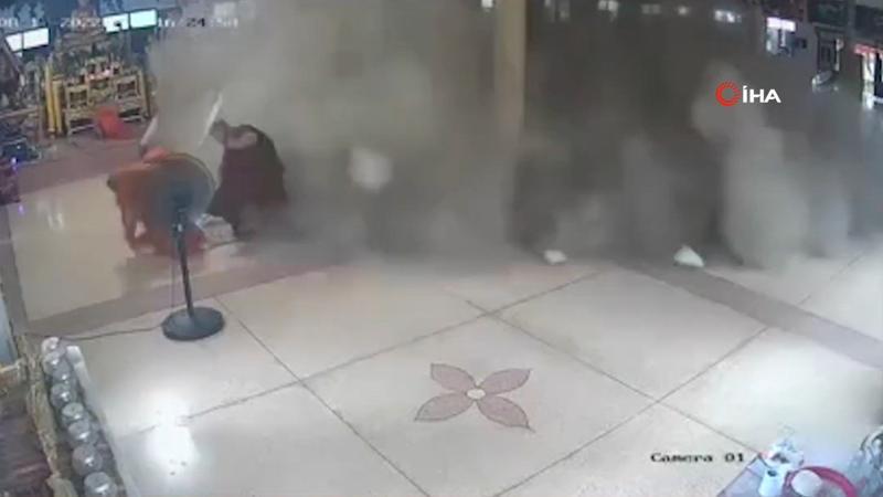 Tayland'da keşişlerin duası sırasında tavan çöktü