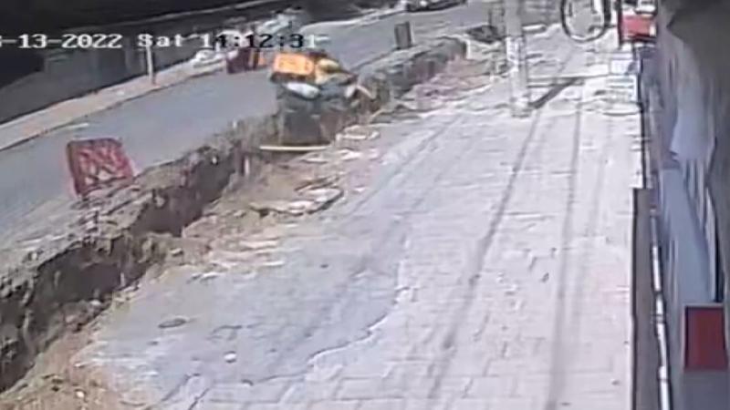 Motokurye kanala düştü; o anlar kamerada
