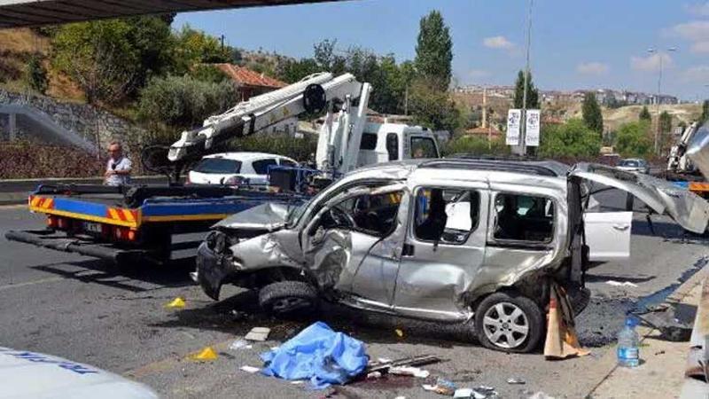 Başkentte 2 araca otomobille çarpıp kaçtı
