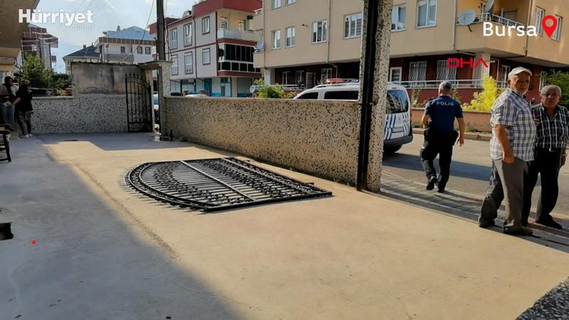 Devrilen demir kapının altında kalan çocuk yaralandı