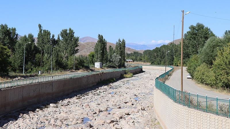 Erzurum'da Oltu Çayı tamamen kurudu