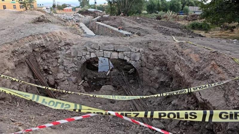 Tunceli'de tarihi köprü ortaya çıktı, dere ıslah çalışması durduruldu