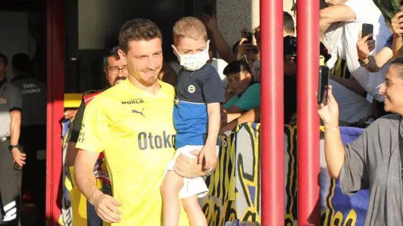 Samsun'da coşkuyla karşılanan Fenerbahçe'de Mert Hakan Yandaş'tan örnek davranış