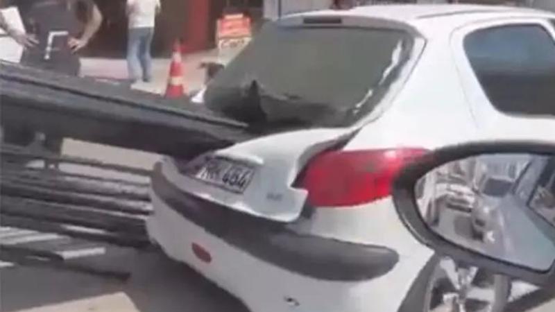 Kamyonetteki demir borular otomobile saplandı