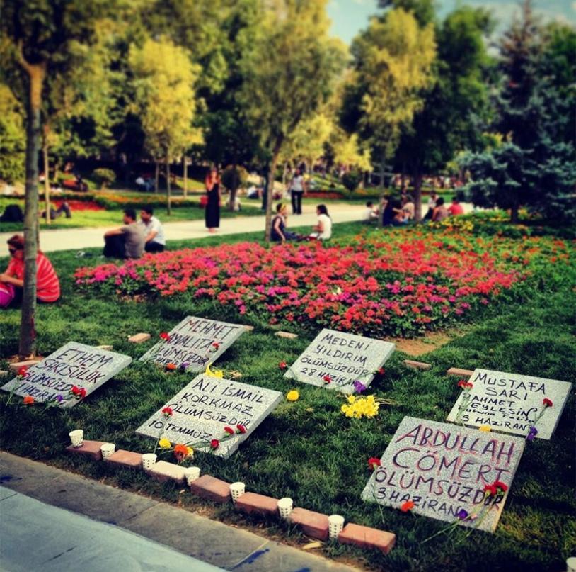 Gezi Parkı�ndan kaldırılan mezar taşları yeniden dikildi Son Dakika
