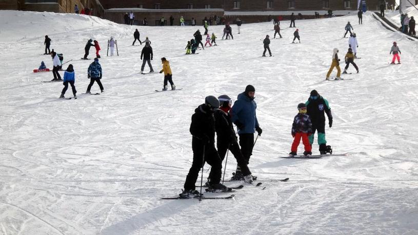 Turizmcinin beklediği kar geldi: Kartalkayaya ziyaretçi akını