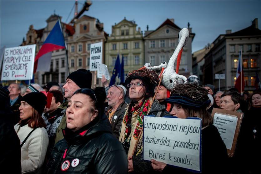 Çekyada neler oldu Koronaya veda partisinden, korona partisine