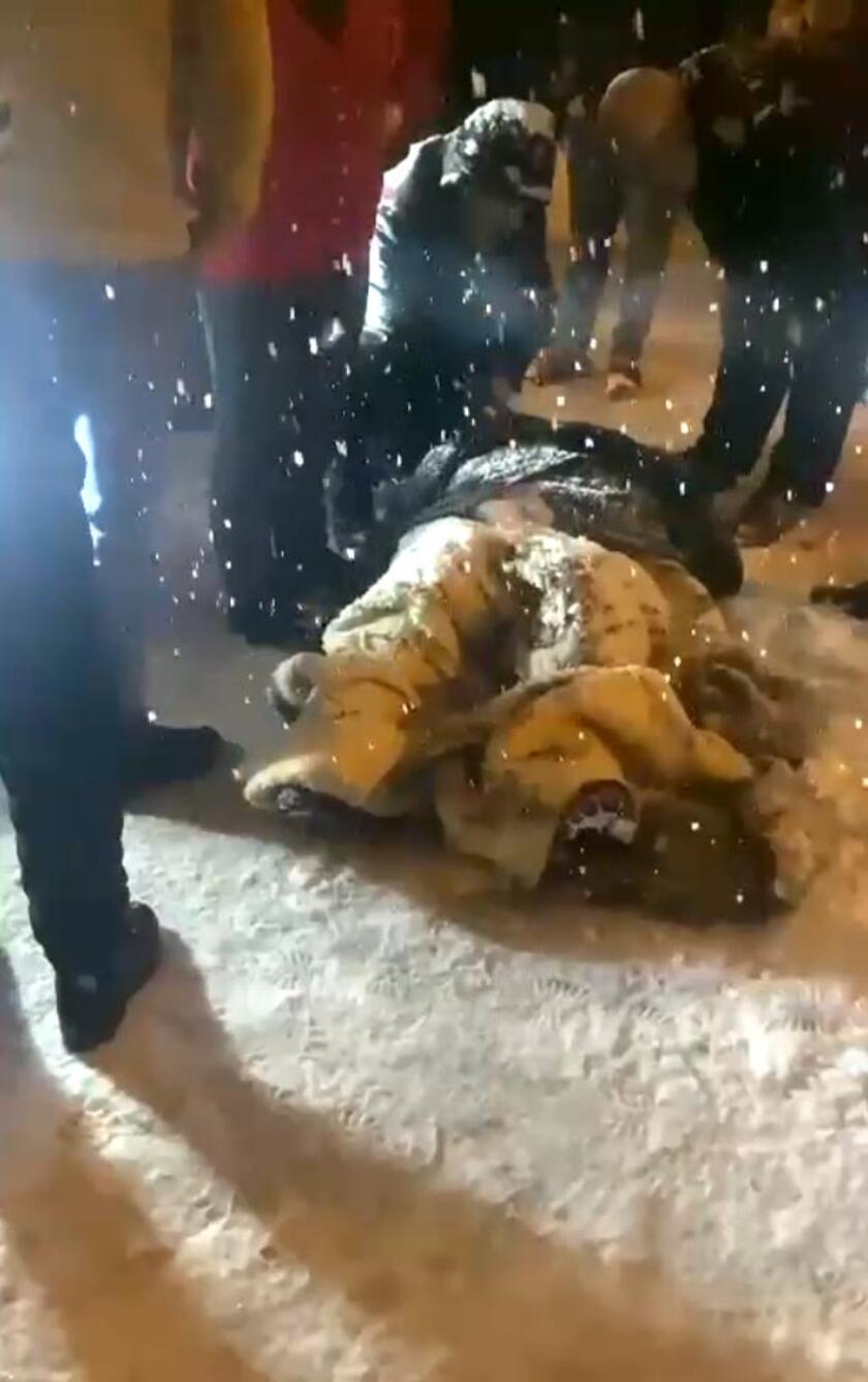Kar eğlencesi kötü bitti Poşetle yolda kayan kadınlara otomobil çarptı