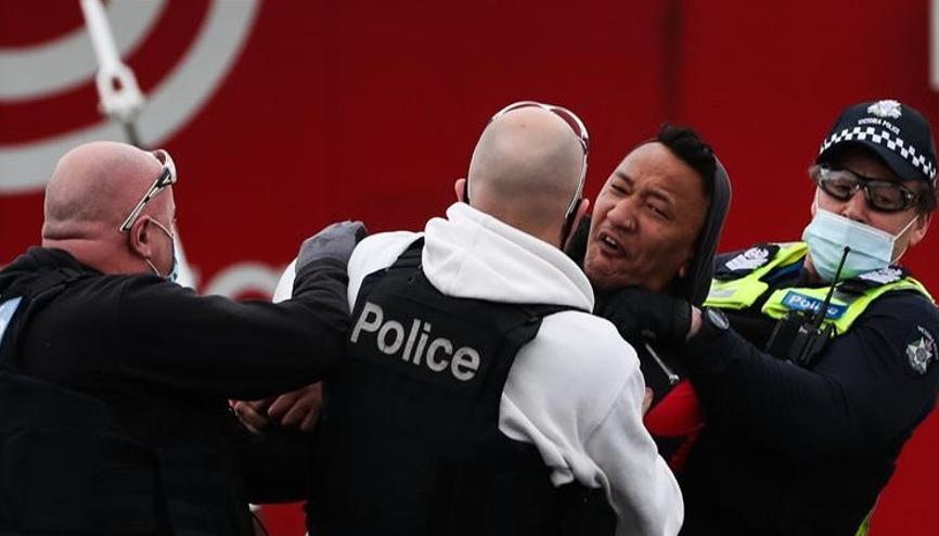 Avustralyada zorunlu aşı karşıtı eylemde inanılmaz görüntüler