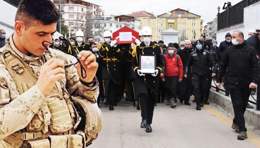 Şehit uzman çavuş Ayberk Soyutemiz gözyaşlarıyla toprağa verildi Şehit uzman çavuş Ayberk Soyutemiz gözyaşlarıyla toprağa verildi