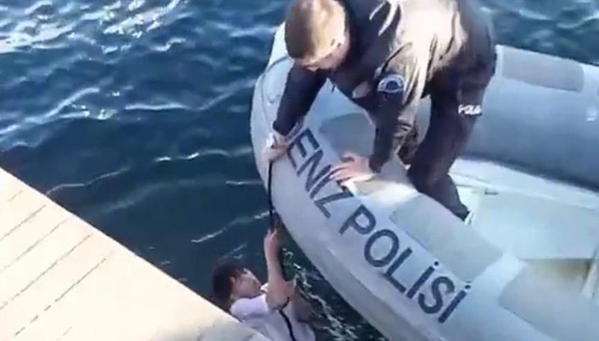 Haliç’te can pazarı Deniz polisi kurtardı, arkadaşlarından pes dedirten sözler... Haliç’te can pazarı Deniz polisi kurtardı, arkadaşlarından pes dedirten sözler...