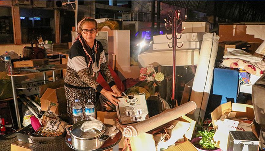 Antalya’da üzücü olay Tahliye kararı tebligatı eline ulaşmayınca eşyalarıyla sokakta kaldı Antalya’da üzücü olay Tahliye kararı tebligatı eline ulaşmayınca eşyalarıyla sokakta kaldı