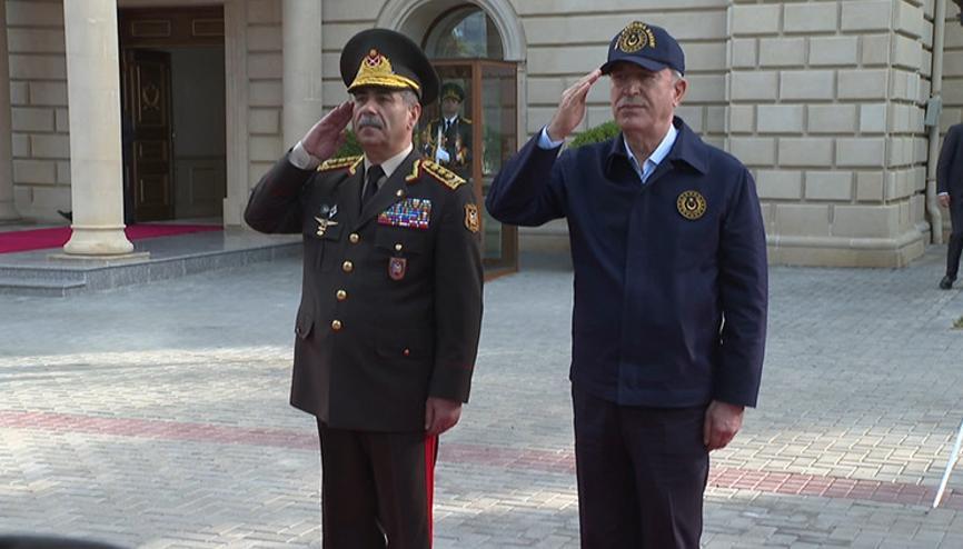 Bakan Akar Azerbaycanda Mehter ile karşılandı Bakan Akar Azerbaycanda Mehter ile karşılandı