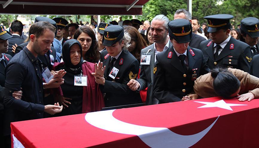 Şehit Oğuzhan Arduç memleketi Eskişehirde son yolculuğuna uğurlandı Şehit Oğuzhan Arduç memleketi Eskişehirde son yolculuğuna uğurlandı