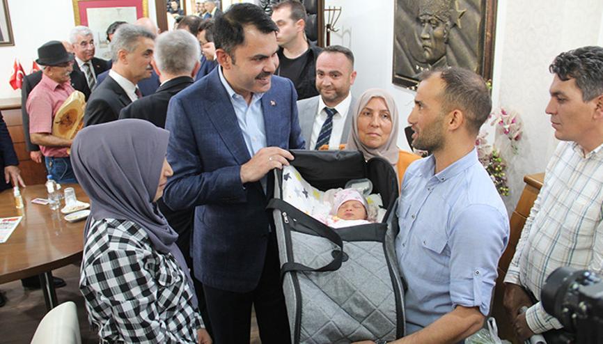 Evi yanan vatandaş 10 günlük bebeğiyle Bakan Kurum’a teşekkür etti Evi yanan vatandaş 10 günlük bebeğiyle Bakan Kurum’a teşekkür etti
