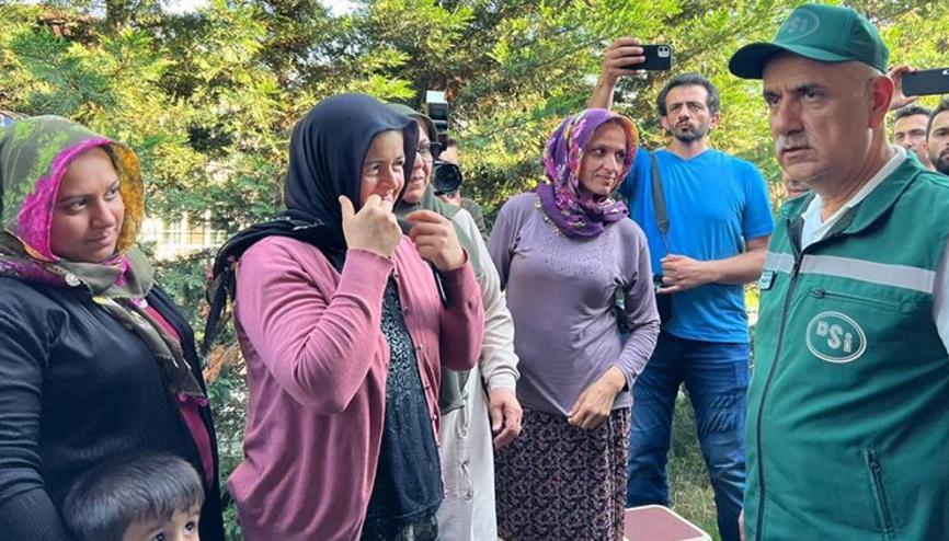 Bakan Kirişci Düzcede incelemelerde bulundu: Suyun çekilmesiyle hasar tespiti yapılacak Bakan Kirişci Düzcede incelemelerde bulundu: Suyun çekilmesiyle hasar tespiti yapılacak