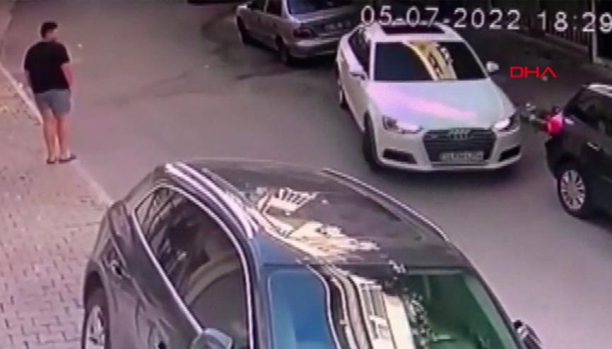 Sultangazi’de iki çocuk çaldıkları otomobille araçlara çarpa çarpa ilerledi Sultangazi’de iki çocuk çaldıkları otomobille araçlara çarpa çarpa ilerledi