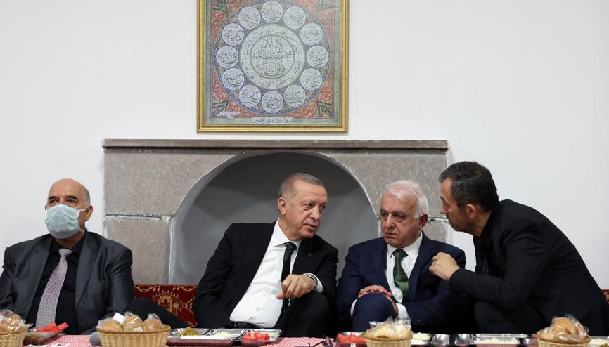 Cumhurbaşkanı Erdoğandan Hüseyin Gazi Cemevine kritik ziyaret Muharrem Ayı iftarına katıldı Cumhurbaşkanı Erdoğandan Hüseyin Gazi Cemevine kritik ziyaret Muharrem Ayı iftarına katıldı