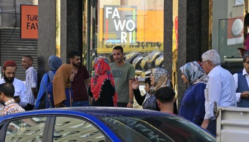 Diyarbakırda kuyumcu baskını: Düşük ayarlı sahte altınlar ele geçirildi Diyarbakırda kuyumcu baskını: Düşük ayarlı sahte altınlar ele geçirildi