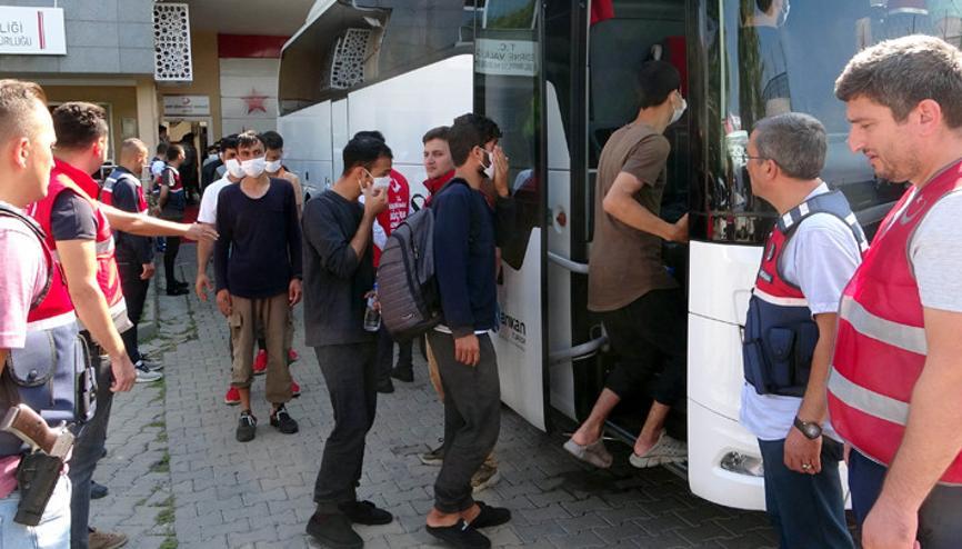 Göç İdaresi Başkanlığı: Yılbaşından bu yana 69 bin 692 kaçak göçmen sınır dışı edildi Göç İdaresi Başkanlığı: Yılbaşından bu yana 69 bin 692 kaçak göçmen sınır dışı edildi