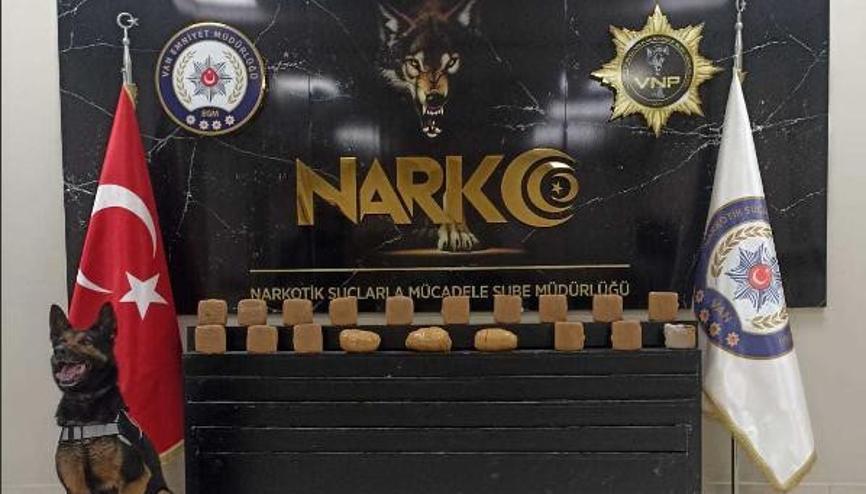 Vanda 55,5 kilo uyuşturucu ele geçirildi; 4 gözaltı Vanda 55,5 kilo uyuşturucu ele geçirildi; 4 gözaltı
